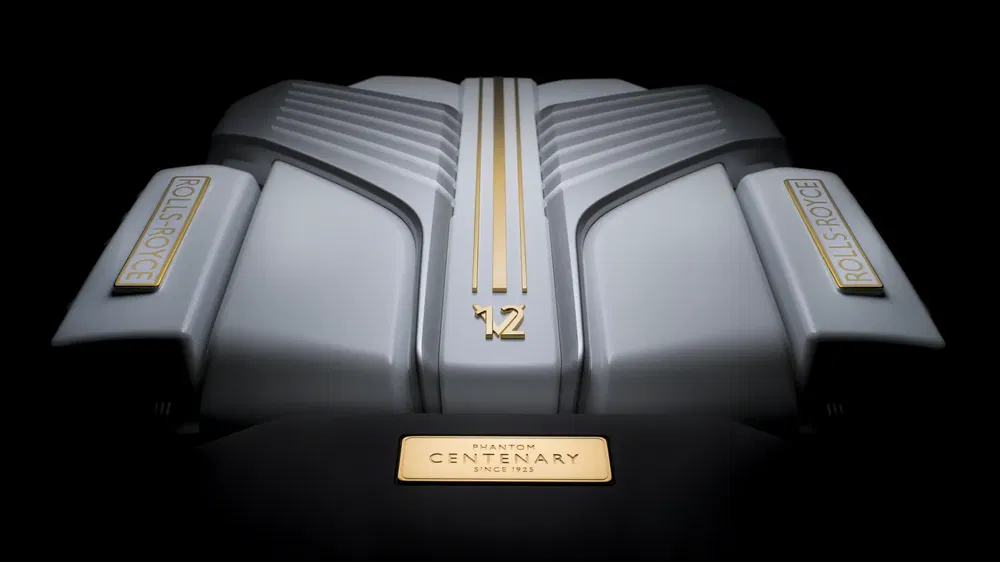 Moteur Rolls-Royce Phantom Centenary V12 avec détails dorés, célébrant 100 ans depuis 1925.