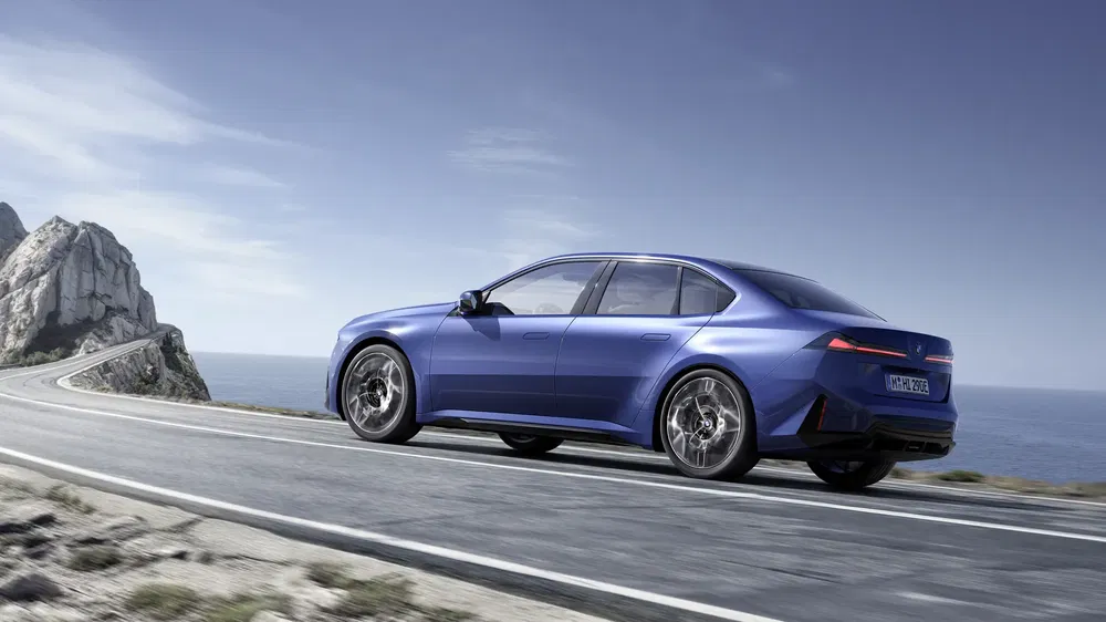 {"fr":"BMW Série 5, berline bleue, route côtière sinueuse, ciel clair et mer en arrière-plan.","nl":"BMW 5 Serie, blauwe sedan, kronkelige kustweg, heldere lucht en zee op de achtergrond."}