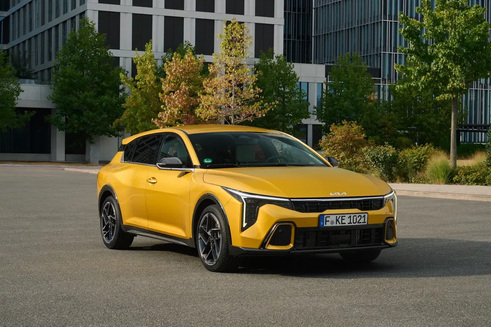 {"fr":"Kia EV6 jaune stationnée devant un immeuble moderne et des arbres verts.","nl":"Gele Kia EV6 geparkeerd voor modern gebouw en groene bomen."}
