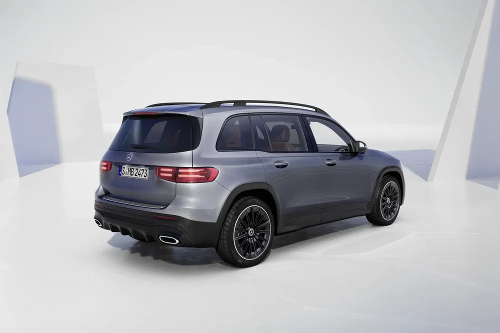 Achteraanzicht van zilveren Mercedes-Benz GLB SUV in moderne studio-omgeving.