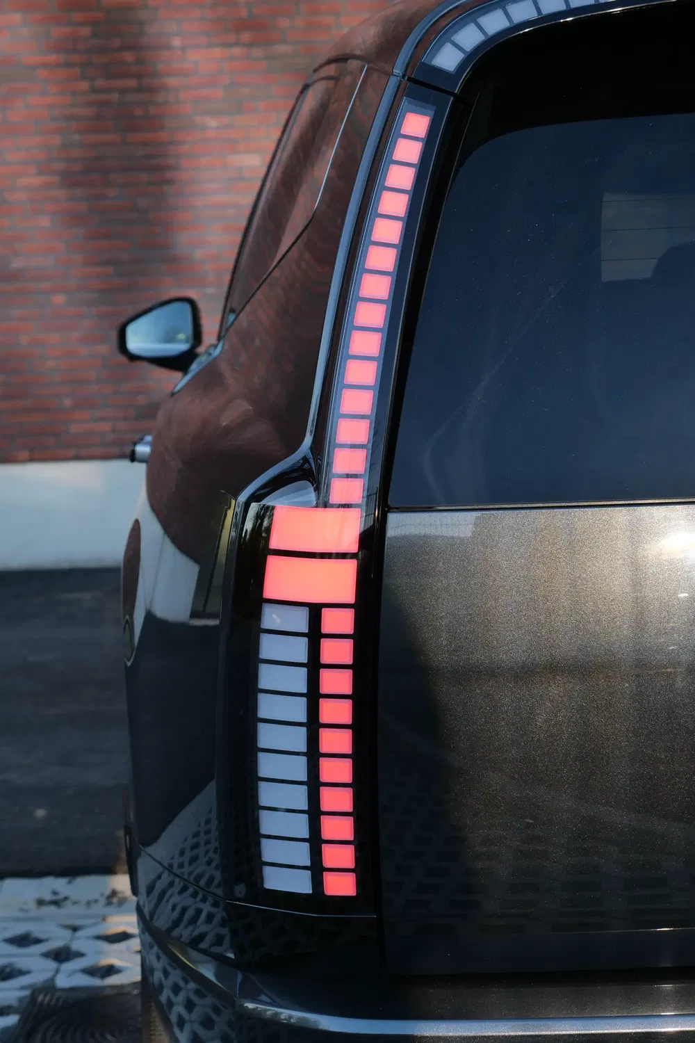 Feux arrière LED verticaux d'un SUV Cadillac Escalade moderne, détails de conception élégants.