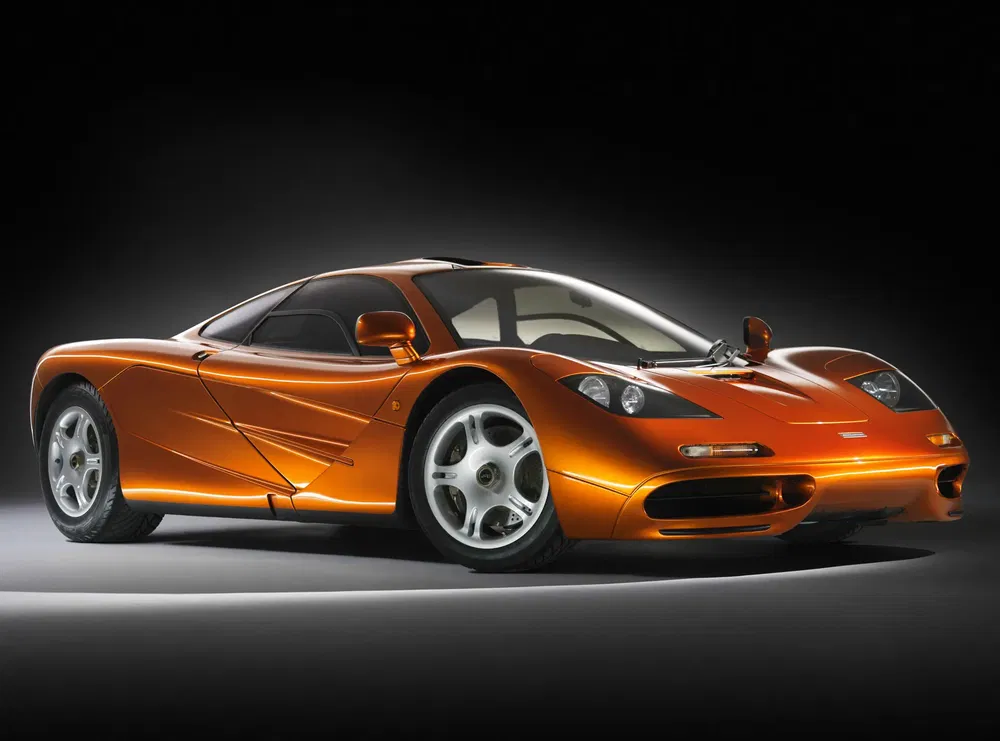 McLaren F1 orange brillant, supercar emblématique avec design aérodynamique et jantes en alliage.