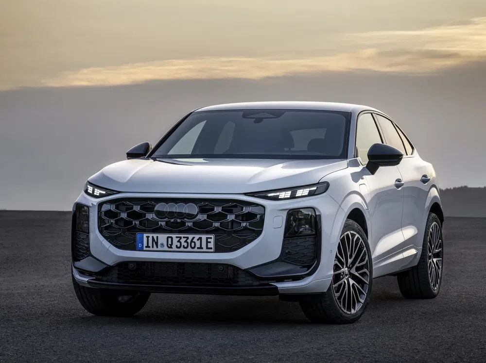 Audi Q3 2023, SUV moderne blanc sur fond de ciel crépusculaire.