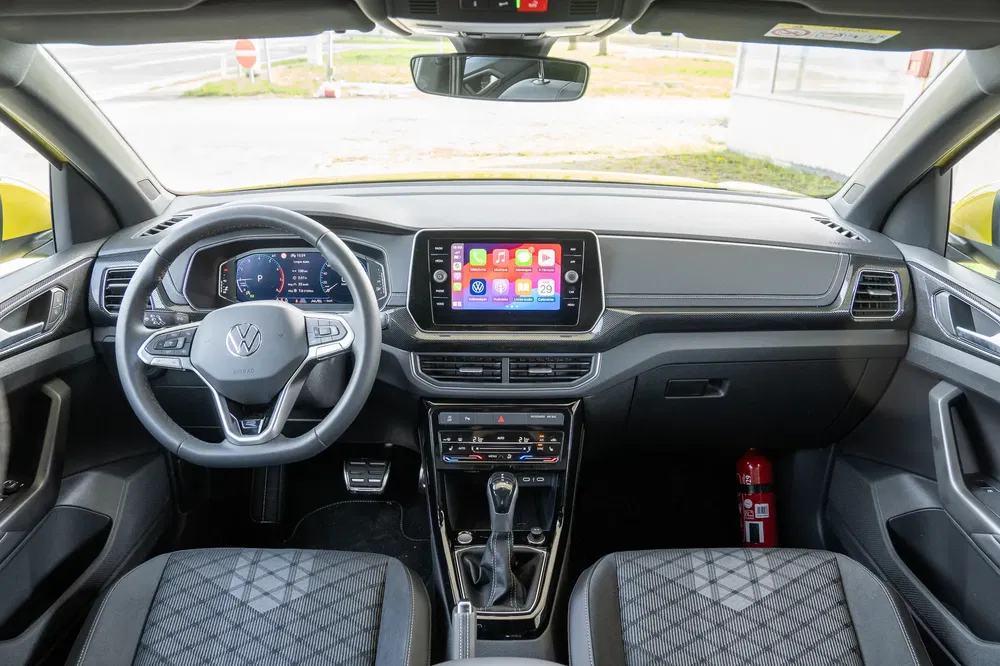 Interieur van een Volkswagen met digitaal dashboard en modern touchscreen.