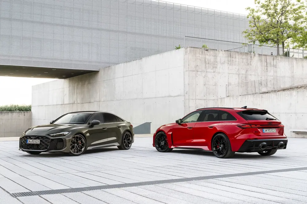 Audi RS e-tron GT en RS Avant in een moderne omgeving, stijlvol en dynamisch ontwerp.