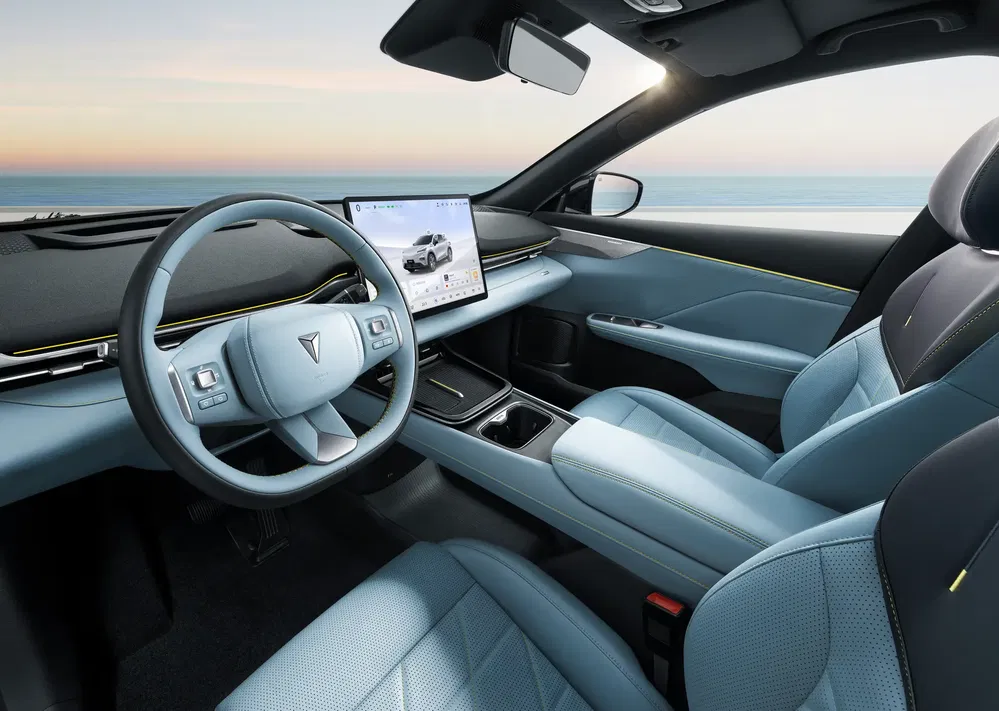 Intérieur moderne de voiture Cupra avec sièges en cuir bleu et grand écran tactile.
