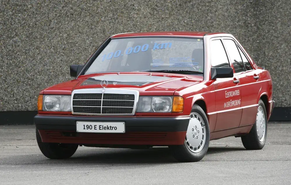 Mercedes-Benz 190 E Elektro rouge, affichage de 100 000 km sur le pare-brise.