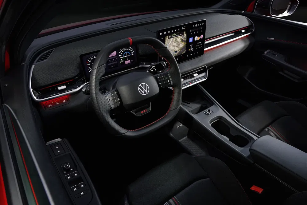 Intérieur moderne de la Volkswagen ID. GTI avec tableau de bord numérique et volant multifonction.