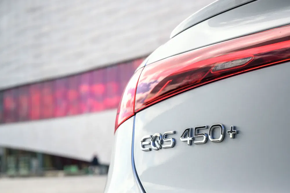 Vue arrière de la Mercedes EQS 450+ avec feu arrière distinctif.