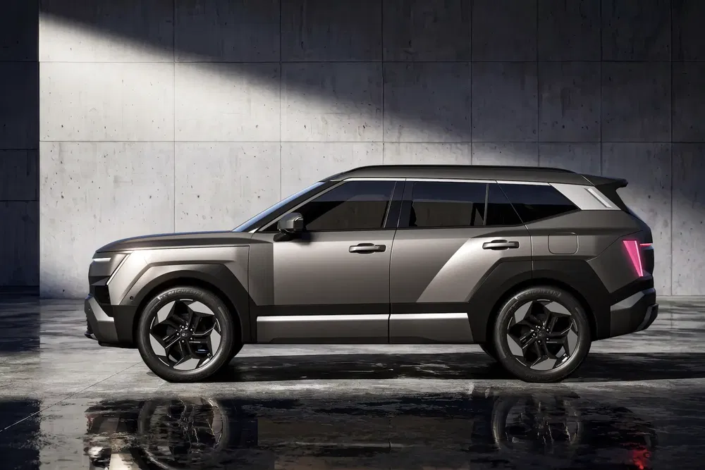 SUV Kia EV5 électrique gris dans un environnement industriel moderne.
