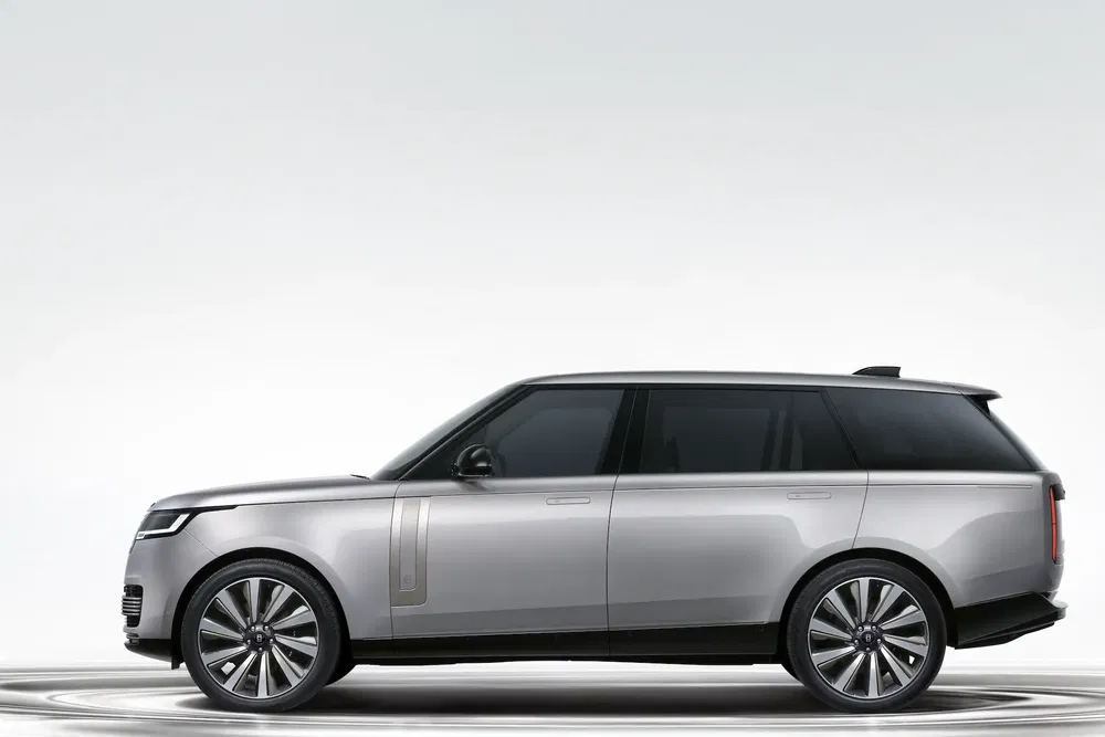 {"fr":"Range Rover 2023 argent, SUV de luxe moderne sur fond blanc minimaliste.","nl":"Range Rover 2023 zilver, moderne luxe SUV op minimalistische witte achtergrond."}