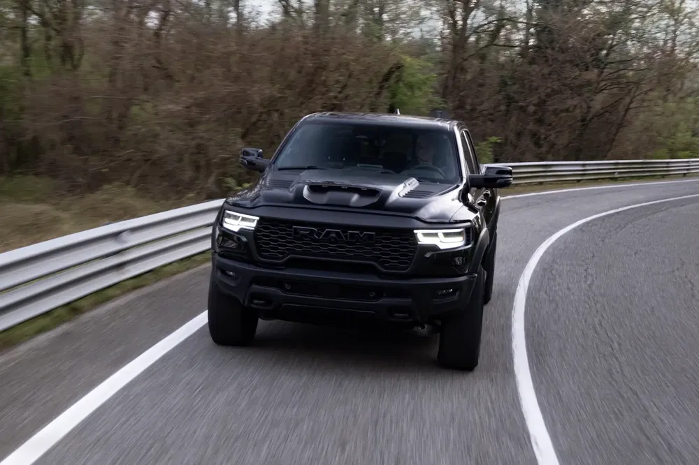 {"fr":"RAM 1500 TRX noir sur route sinueuse, démontrant puissance et performance.","nl":"Zwarte RAM 1500 TRX op kronkelende weg, tonen kracht en prestaties."}