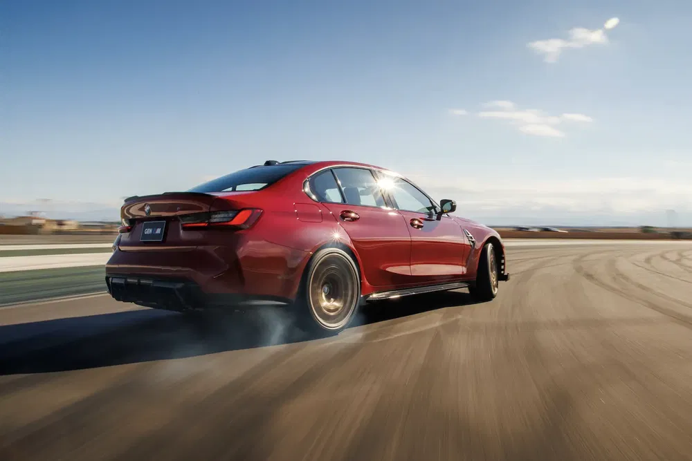 {"fr":"BMW M3 rouge dérapant sur une piste, démontrant sa puissance et agilité.","nl":"Rode BMW M3 drift op circuit, toont kracht en wendbaarheid."}