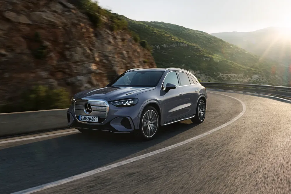 Mercedes-Benz EQA rijdend op zonnige bergweg.