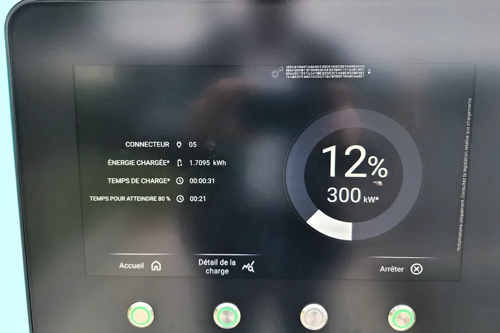 Écran de charge montrant 12% et 300 kW sur une borne électrique.