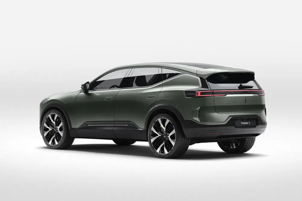 SUV électrique vert Polestar 3 avec design élégant et équipements modernes sur fond blanc.