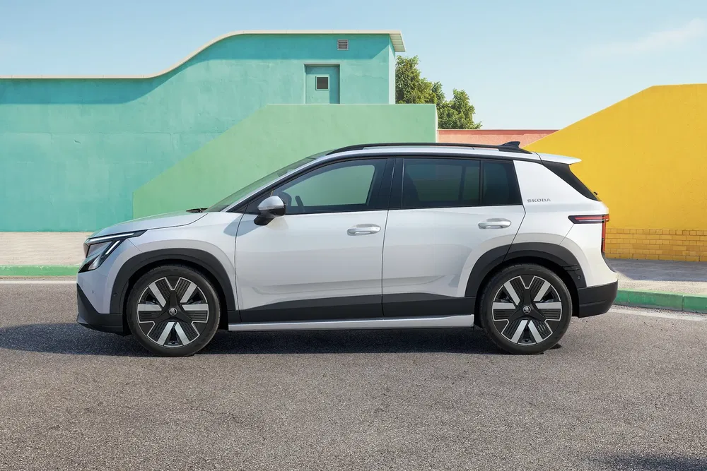 {"fr":"SUV Skoda blanc en ville, design moderne et arrière-plan coloré architectural.","nl":"Witte Skoda SUV in stad, modern ontwerp met kleurrijke architecturale achtergrond."}
