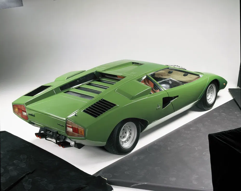 Groene Lamborghini Countach, achteraanzicht in studio, iconisch ontwerp uit de jaren '70.