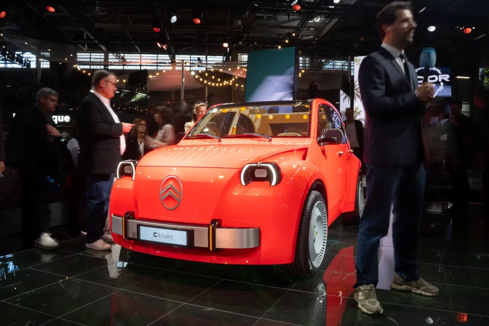 Citroën C3 concept auto in presentatie, modern ontwerp en levendige oranje kleur.