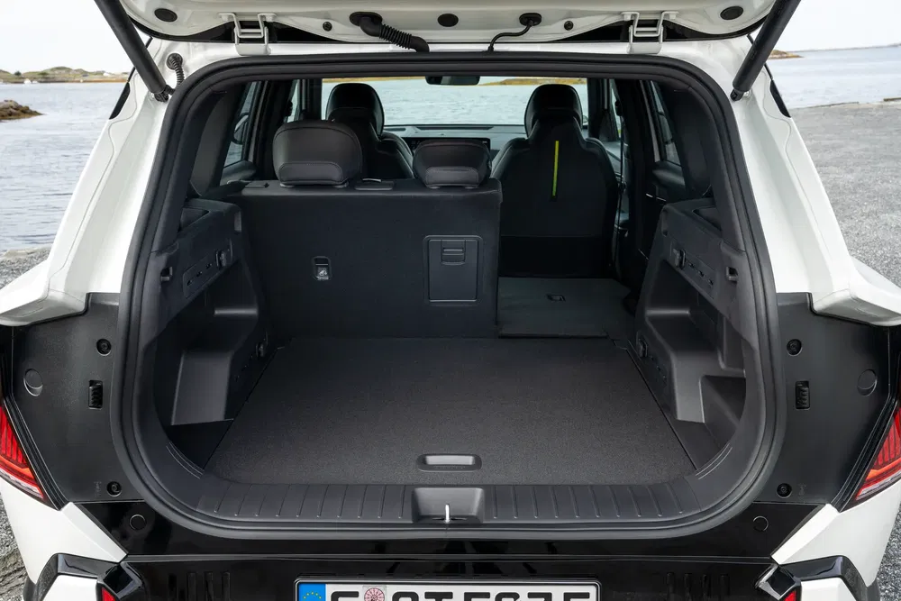 Coffre spacieux d'un SUV moderne avec sièges rabattables, idéale pour le chargement de gros objets.