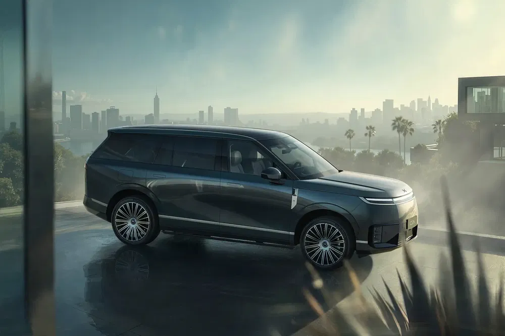 SUV moderne Hongqi E-HS9 sur une terrasse avec vue urbaine et palmiers.