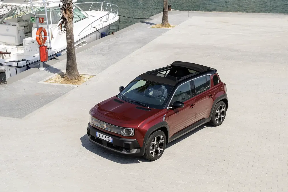 Renault 4EVER Trophy SUV rouge près d'un quai avec un toit ouvrant.