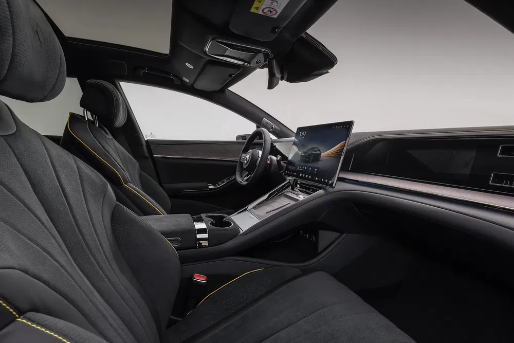 Vue intérieure du Lucid Air, sièges élégants et tableau de bord avec écran tactile.