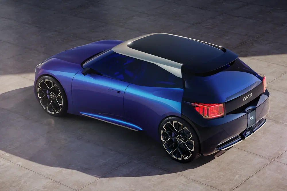 Conceptauto Racer Fezir in glanzend blauw, bovenaanzicht, futuristisch elegant ontwerp.