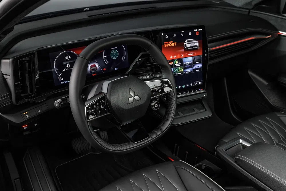 {"fr":"Intérieur moderne de la Mitsubishi Triton avec écran tactile et volant multifonction.","nl":"Modern interieur van de Mitsubishi Triton met touchscreen en multifunctioneel stuur."}