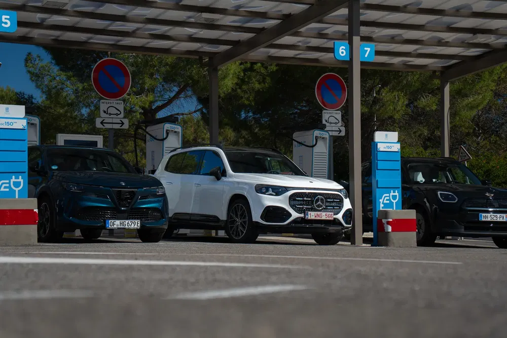 Station de recharge avec SUV Mercedes-Benz EQB électrique, signalisation de stationnement interdit.