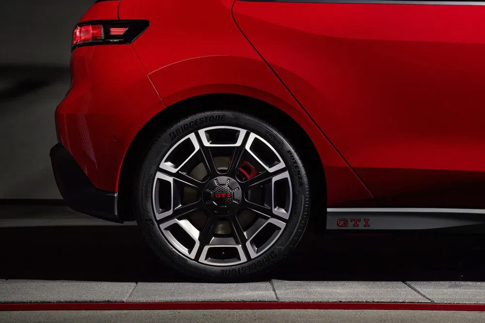 Roues en alliage Volkswagen GTI rouges avec logo GTI et pneus Bridgestone.