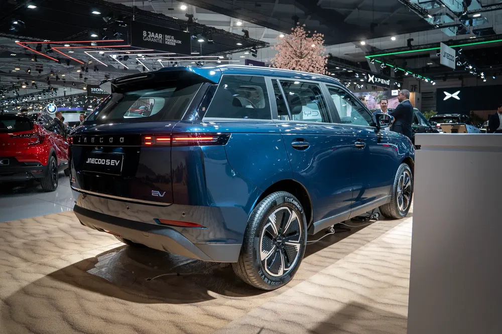 Elektrische SUV JAC E005 op autobeurs, modern en gestroomlijnd ontwerp in blauw.