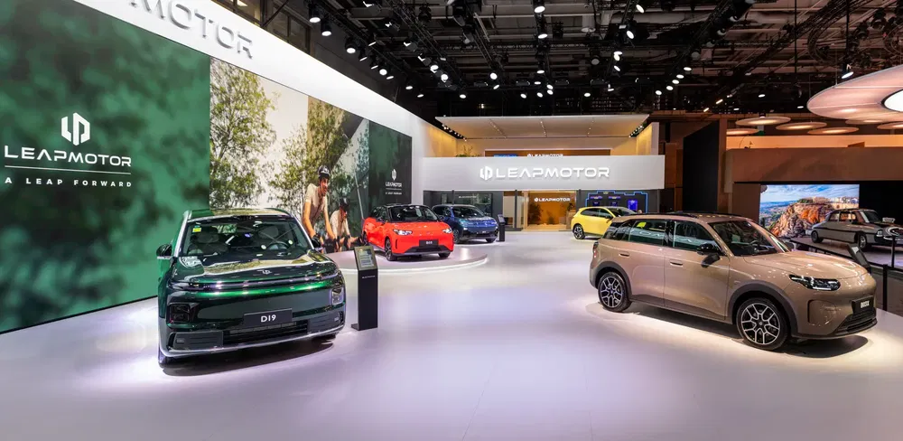 Leapmotor-stand met verschillende elektrische modellen, moderne en innovatieve autoshow.
