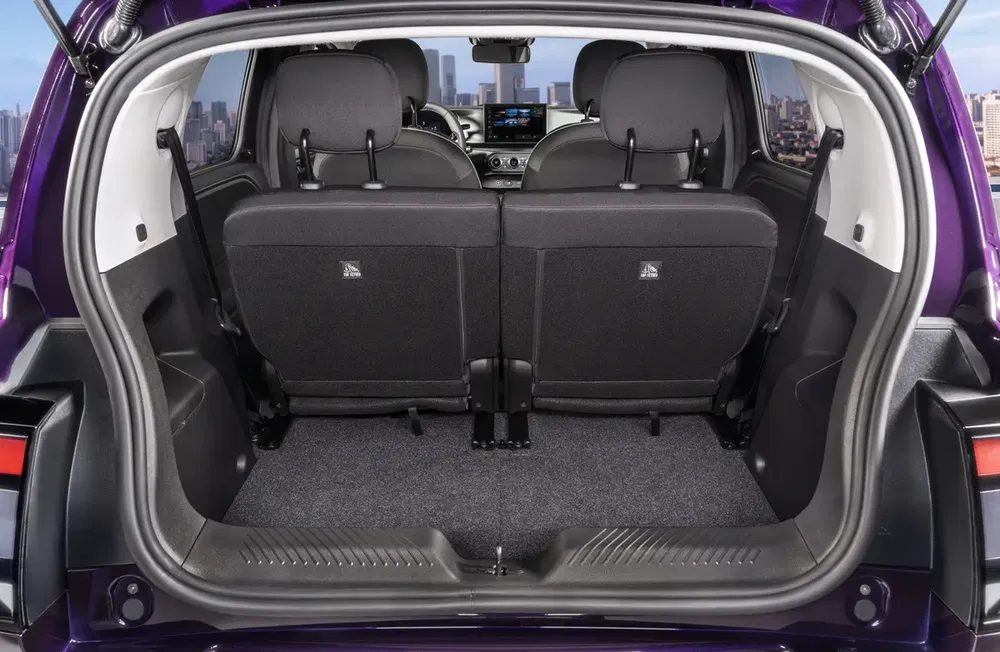 Coffre spacieux d'une Renault Captur avec sièges arrière rabattus, vue sur l'habitacle moderne.
