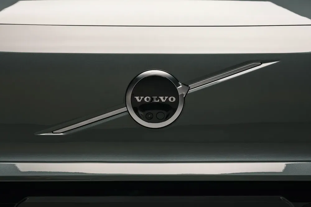 Logo Volvo emblématique sur un véhicule moderne, finition grise élégante.