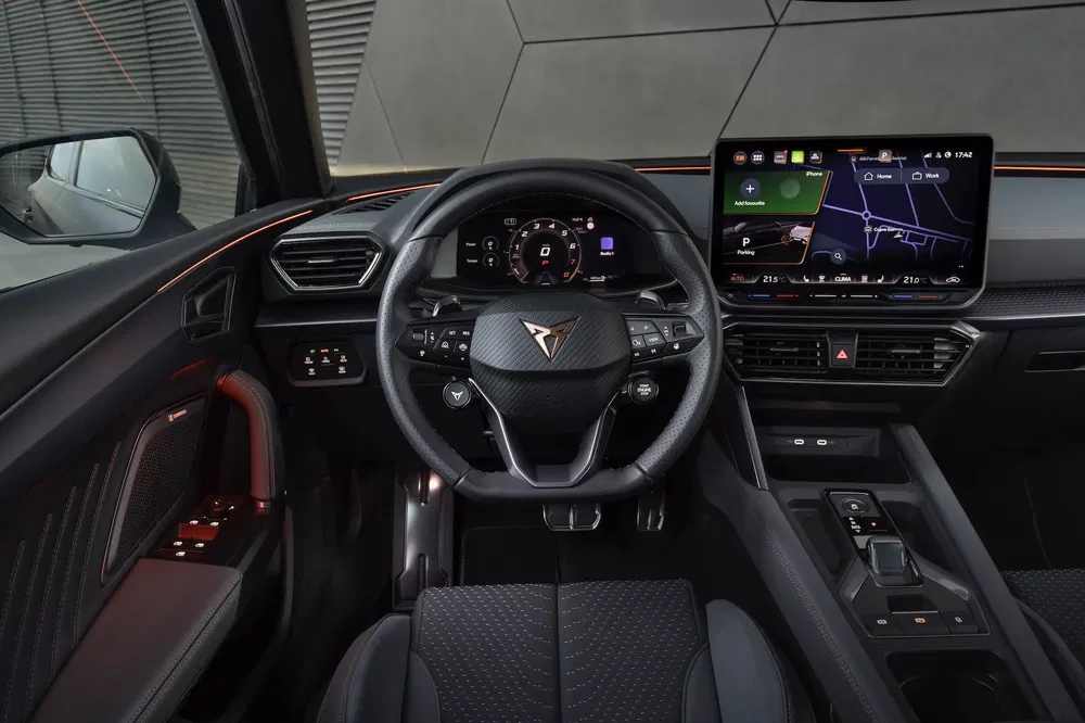 Cupra-autointerieur met digitaal dashboard en modern touchscreen-scherm.