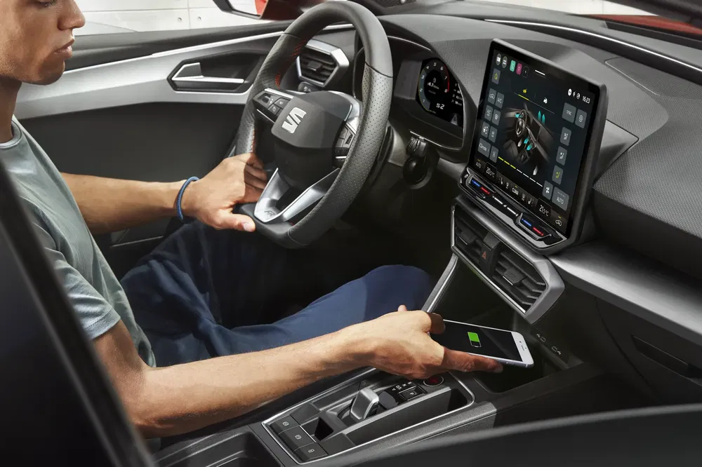 Intérieur de la voiture Seat avec écran tactile et recharge sans fil de smartphone.