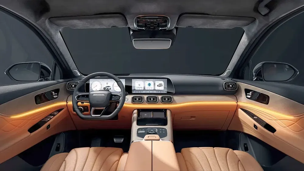 Moderne auto-interieur met digitaal dashboard en beige lederen stoelen.