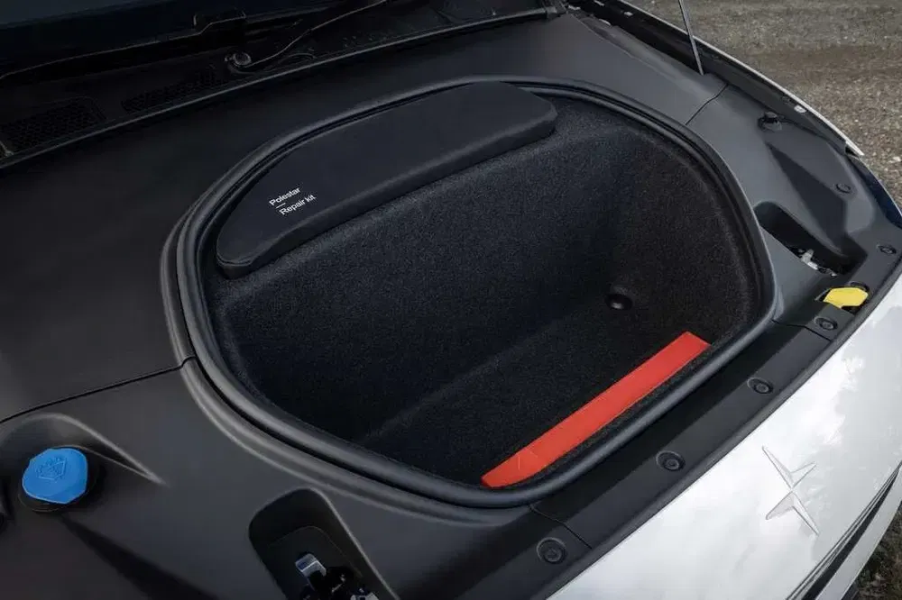 Coffre avant de la Polestar, spacieux et bien fini, avec un accès facile et pratique.