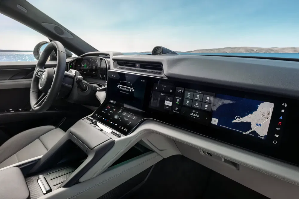 Luxe interieur van de Porsche Cayenne met digitaal dashboard en geavanceerd touchscreen.