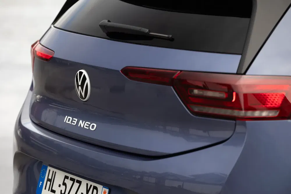 Achterkant van een blauwe Volkswagen ID.3 Neo met opvallende achterlichten en zichtbaar logo.