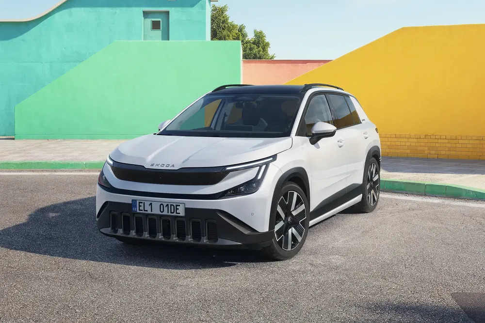 {"fr":"SUV électrique Skoda Elroq blanc stationné devant un mur coloré.","nl":"Witte Skoda Elroq elektrische SUV geparkeerd voor een kleurrijke muur."}