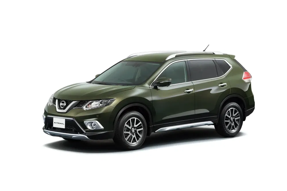 Nissan X-Trail vert élégant avec design moderne et phares distinctifs.