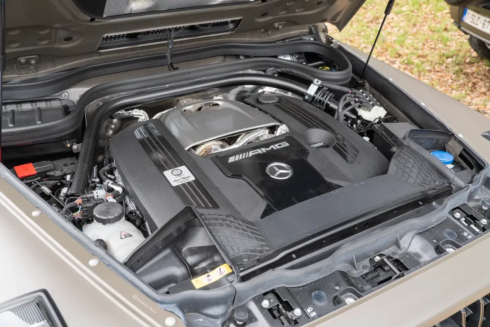 {"fr":"Moteur Mercedes-AMG dans le compartiment moteur d'un véhicule, parmi les feuilles d'automne.","nl":"Mercedes-AMG motor in het motorcompartiment van een voertuig, omgeven door herfstbladeren."}