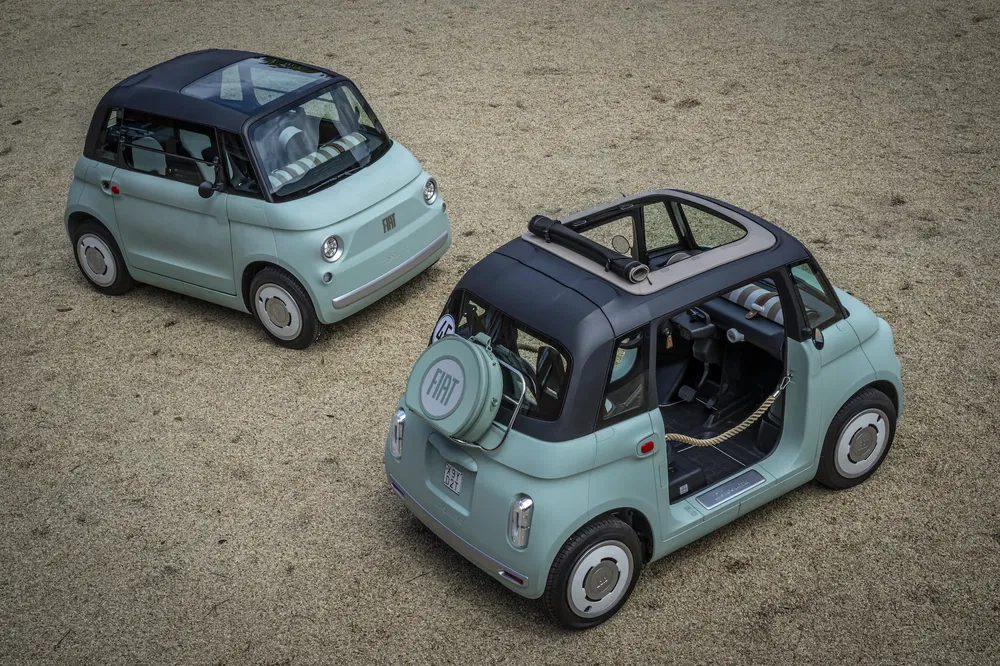 {"fr":"Deux voitures électriques Fiat modernes avec design rétro et toit ouvrant panoramique.","nl":"Twee moderne elektrische Fiat-auto's met retrodesign en panoramisch open dak."}
