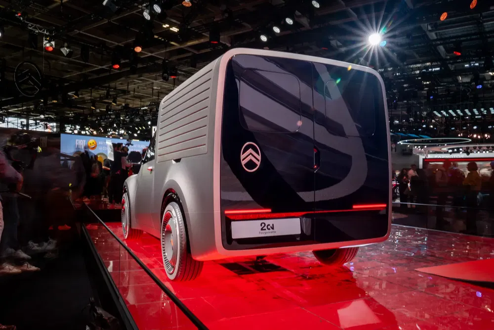 Moderne Citroën conceptauto met LED achterlichten gepresenteerd op autobeurs.