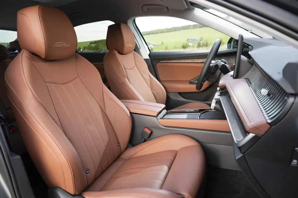 Intérieur de voiture Skoda, sièges en cuir marron, tableau de bord moderne.