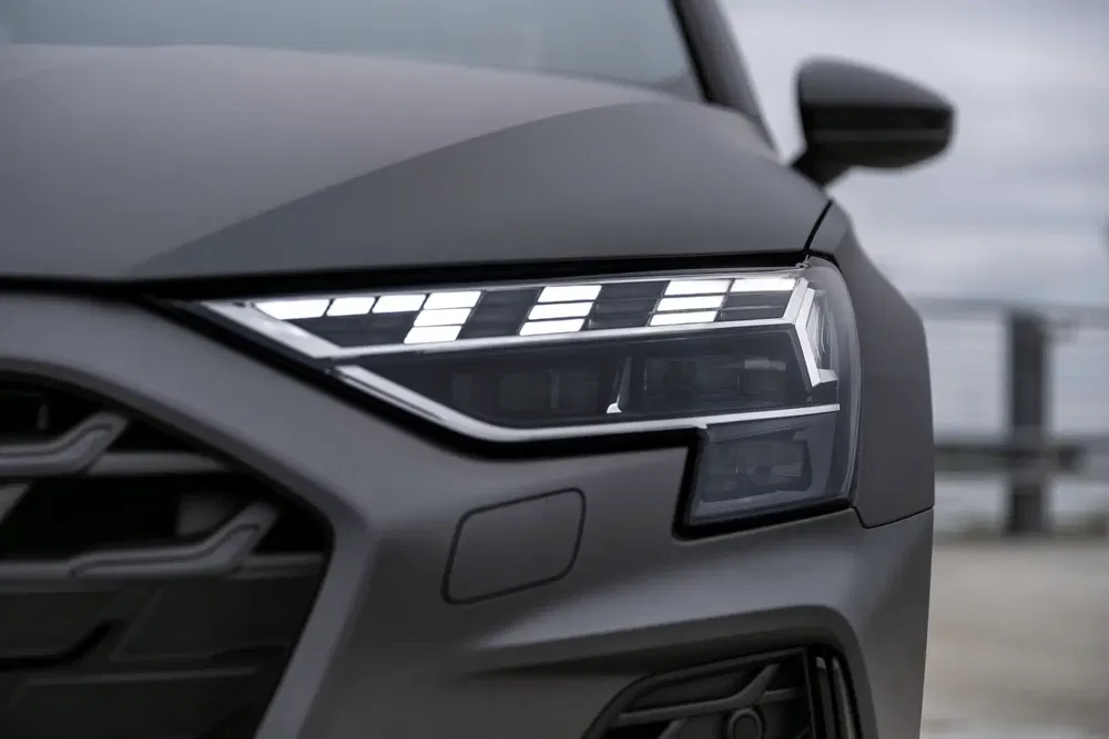 Phare avant LED d'une Audi au design moderne et épuré.