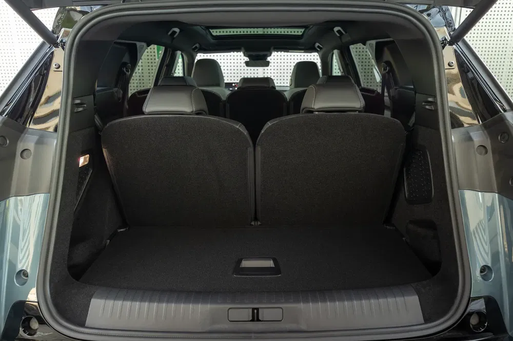 Ruime kofferbak van een Peugeot 5008 SUV met neergeklapte stoelen voor maximale ruimte.