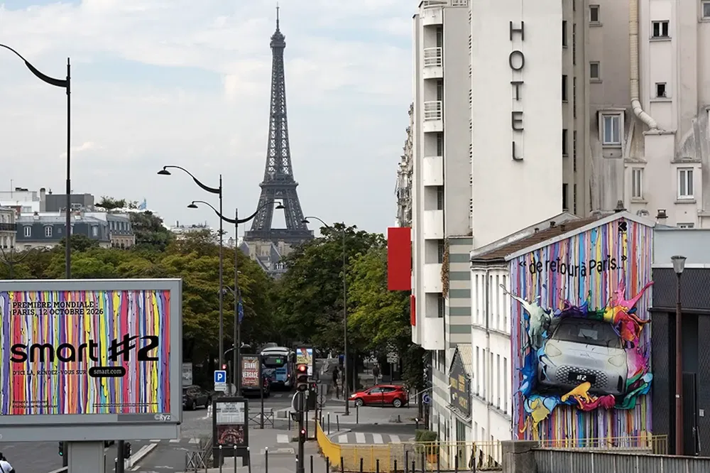 Smart Fortwo advertentie met kleurrijke graffiti nabij de Eiffeltoren in Parijs.